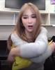 美女记者周玲安脱掉湖人球衣，难以想象她竟然快40岁了？？？