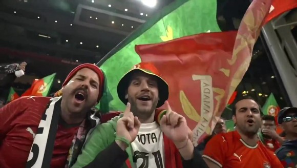 欧国联3连胜！葡萄牙客场4-2胜丹麦！球迷看台高歌挥拳庆祝！